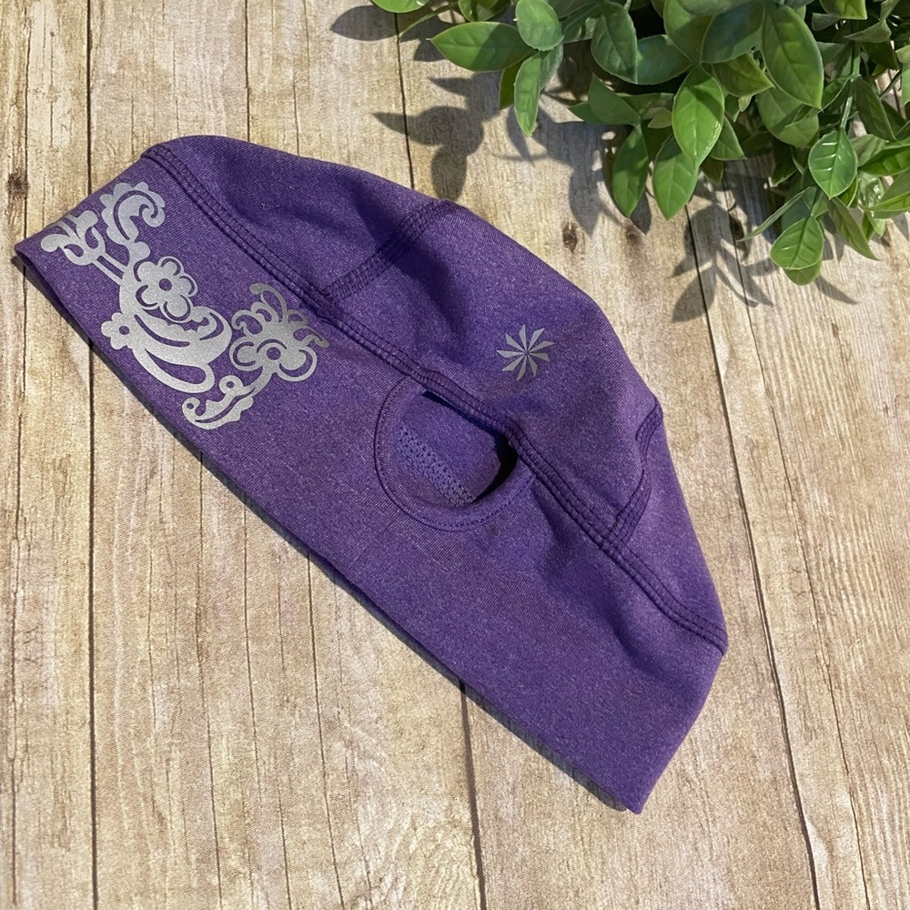 Athleta soft beanie runners hat with ponytail hole and reflective accents